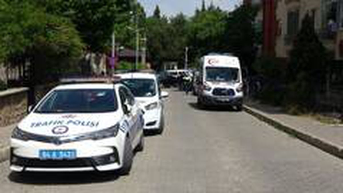 Polis memuru otomobilinde başından vurulmuş halde ölü bulundu