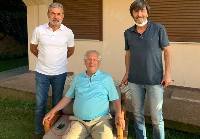 Rıdvan Dilmen ve Aykut Kocaman'ın ziyaretinde, Aziz Yıldırım'ın tuşu telefonu dikkatlerden kaçmadı Rıdvan Dilmen ve Aykut Kocaman'ın ziyaretinde, Aziz Yıldırım'ın tuşu telefonu dikkatlerden kaçmadı