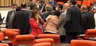 TBMM Genel Kurulu'nda milletvekilleri yumruk yumruğa birbirine girdi