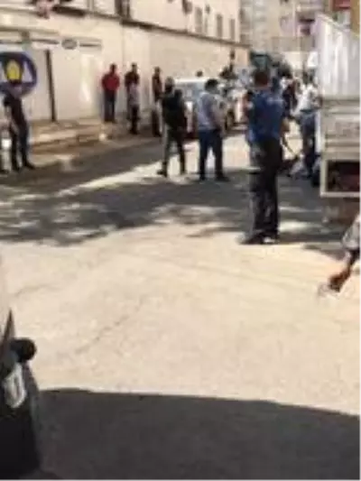 Yolda karşılaştığı husumetlisini silahla yaraladı Yolda karşılaştığı husumetlisini silahla yaraladı