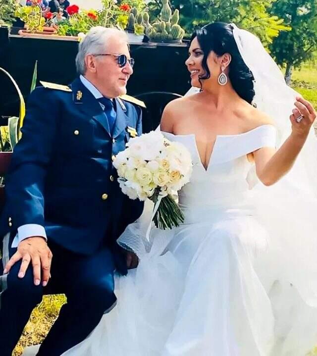 73 yaşındaki efsane tenisçi Ilie Nastase, kendisinden 30 yaş küçük loana Simion ile dünya evine girdi 73 yaşındaki efsane tenisçi Ilie Nastase, kendisinden 30 yaş küçük loana Simion ile dünya evine girdi
