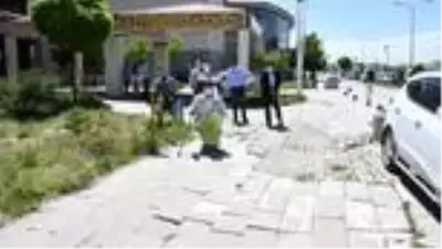 Ağrılı engellilerden başarılı pandemi ekibine çiçekli sürpriz Ağrılı engellilerden başarılı pandemi ekibine çiçekli sürpriz