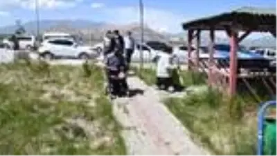 Ağrılı engellilerden başarılı pandemi ekibine çiçekli sürpriz Ağrılı engellilerden başarılı pandemi ekibine çiçekli sürpriz