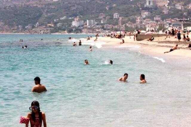 Antalya'da sıcak hava fırsat bilenler soluğu plajlarda aldı Antalya'da sıcak hava fırsat bilenler soluğu plajlarda aldı