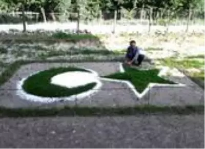 Ay-yıldız sevgisini bahçesine işledi Ay-yıldız sevgisini bahçesine işledi