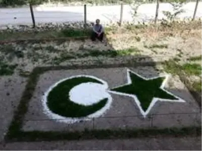 Ay-yıldız sevgisini bahçesine işledi Ay-yıldız sevgisini bahçesine işledi