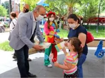 Başkan Türkyılmaz'dan çocuklara renkli sürpriz Başkan Türkyılmaz'dan çocuklara renkli sürpriz