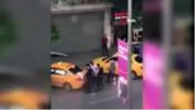Beyoğlu'nda durdurdukları kişiye tokat atan 2 bekçi açığa alındı Beyoğlu'nda durdurdukları kişiye tokat atan 2 bekçi açığa alındı