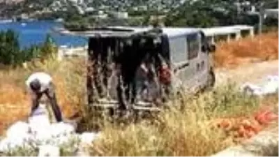 Hafriyatı boş araziye indiren işçiler, zabıtayı görünce tekrar araca yükledi Hafriyatı boş araziye indiren işçiler, zabıtayı görünce tekrar araca yükledi