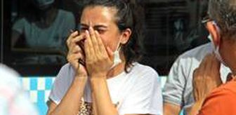 Aracıyla çarptığı motosiklet sürücüsünü kanlar içinde gören genç kadın, gözyaşlarına boğuldu