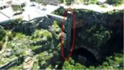Cennet-Cehennem mağaralarına inen 10 milyon liralık asansör tartışma konusu oldu Cennet-Cehennem mağaralarına inen 10 milyon liralık asansör tartışma konusu oldu