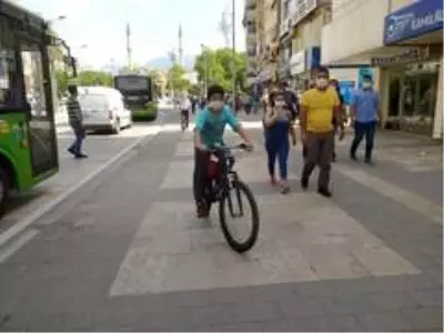 Ebeveynleri ile sokağa çıkabilecek olan gençler cadde ve parklara akın etti Ebeveynleri ile sokağa çıkabilecek olan gençler cadde ve parklara akın etti