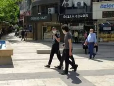 Ebeveynleri ile sokağa çıkabilecek olan gençler cadde ve parklara akın etti Ebeveynleri ile sokağa çıkabilecek olan gençler cadde ve parklara akın etti