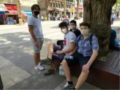 Ebeveynleri ile sokağa çıkabilecek olan gençler cadde ve parklara akın etti Ebeveynleri ile sokağa çıkabilecek olan gençler cadde ve parklara akın etti
