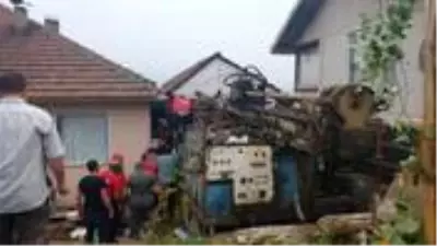 Freni patlayan kamyon eve girdi: 1 ölü, 2 yaralı Freni patlayan kamyon eve girdi: 1 ölü, 2 yaralı