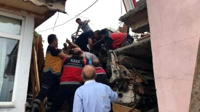 Freni patlayan kamyon eve girdi: 1 ölü, 2 yaralı Freni patlayan kamyon eve girdi: 1 ölü, 2 yaralı