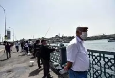Galata Köprüsü'ndeki olta balıkçıları koronaya aldırmıyor Galata Köprüsü'ndeki olta balıkçıları koronaya aldırmıyor