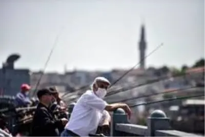 Galata Köprüsü'ndeki olta balıkçıları koronaya aldırmıyor Galata Köprüsü'ndeki olta balıkçıları koronaya aldırmıyor
