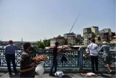Galata Köprüsü'ndeki olta balıkçıları koronaya aldırmıyor Galata Köprüsü'ndeki olta balıkçıları koronaya aldırmıyor