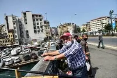 Galata Köprüsü'ndeki olta balıkçıları koronaya aldırmıyor Galata Köprüsü'ndeki olta balıkçıları koronaya aldırmıyor