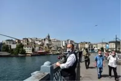 Galata Köprüsü'ndeki olta balıkçıları koronaya aldırmıyor Galata Köprüsü'ndeki olta balıkçıları koronaya aldırmıyor