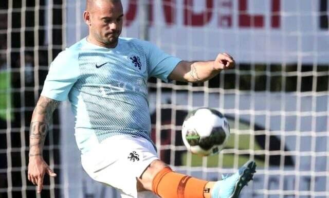 Galatasaray'da yardımcı antrenör olacağı konuşulan Sneijder'den ilk açıklama: Şu an futbolculara rehberlik yapıyorum Galatasaray'da yardımcı antrenör olacağı konuşulan Sneijder'den ilk açıklama: Şu an futbolculara rehberlik yapıyorum