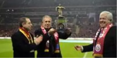Galatasaray'ın ve milli takımın eski oyuncusu Talat Özkarslı 82 yaşında vefat etti Galatasaray'ın ve milli takımın eski oyuncusu Talat Özkarslı 82 yaşında vefat etti
