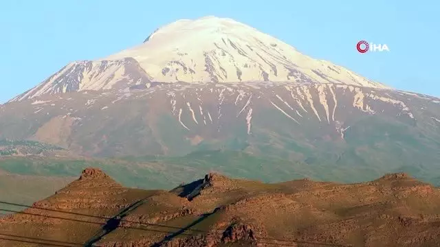 havalarin isinmasiyla birlikte agri dagi nin yuksek kesimlerinde bulunan karlar erimeye basladi