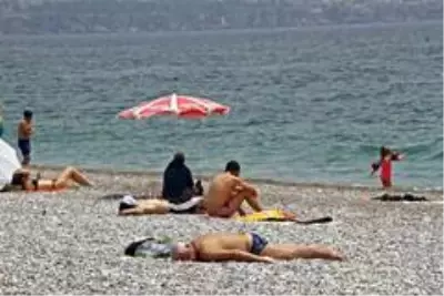 İzin çıkan 65 yaş ve üzeriyle çocuklar ve vatandaşlar ne sıcak dinledi ne de yüzde 75'lik nem İzin çıkan 65 yaş ve üzeriyle çocuklar ve vatandaşlar ne sıcak dinledi ne de yüzde 75'lik nem