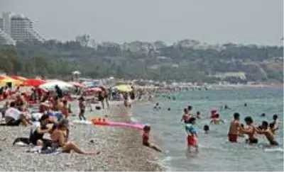 İzin çıkan 65 yaş ve üzeriyle çocuklar ve vatandaşlar ne sıcak dinledi ne de yüzde 75'lik nem İzin çıkan 65 yaş ve üzeriyle çocuklar ve vatandaşlar ne sıcak dinledi ne de yüzde 75'lik nem