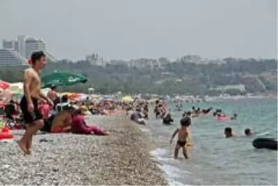 İzin çıkan 65 yaş ve üzeriyle çocuklar ve vatandaşlar ne sıcak dinledi ne de yüzde 75'lik nem İzin çıkan 65 yaş ve üzeriyle çocuklar ve vatandaşlar ne sıcak dinledi ne de yüzde 75'lik nem