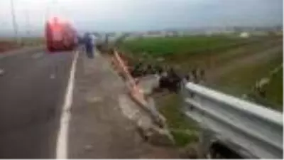 Kars'ta kamyon köprüden uçtu: 1 yaralı Kars'ta kamyon köprüden uçtu: 1 yaralı