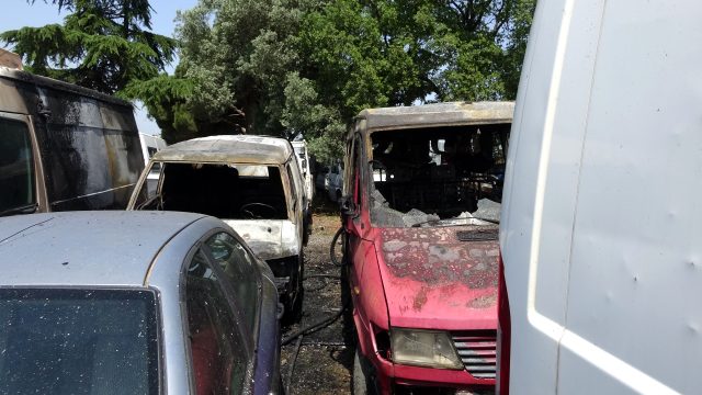 Kartal'da otoparkta çok sayıda araç ve motosiklet alev alev yandı