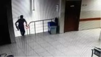 Kimlik beyan etmeden ilaç yazdırmak isteyen şahıs, bıçak ve demir çubukla doktorlara saldırdı Kimlik beyan etmeden ilaç yazdırmak isteyen şahıs, bıçak ve demir çubukla doktorlara saldırdı