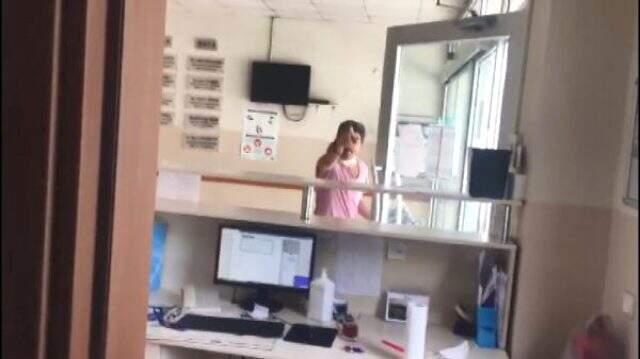 Kimliksiz ilaç yazdıramayan şahıs, bıçak ve demir çubukla doktorlara saldırdı Kimliksiz ilaç yazdıramayan şahıs, bıçak ve demir çubukla doktorlara saldırdı