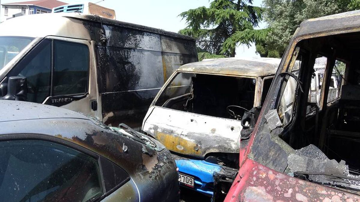 Kartal'da otoparkta çıkan yangında, çok sayıda araç ve motosiklet alev alev yandı