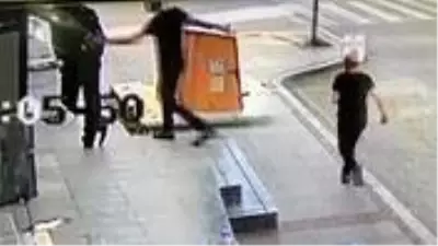 Cadde ortasında komşusunu defalarca bıçakladı! Tüyler ürperten o an kamerada Cadde ortasında komşusunu defalarca bıçakladı! Tüyler ürperten o an kamerada