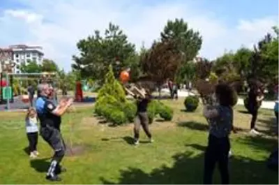 Polis, çocukları hem uyardı hem sevindirdi Polis, çocukları hem uyardı hem sevindirdi