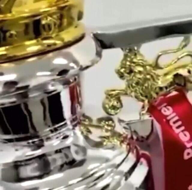 Premier Lig şampiyonluk kupasına, lig henüz tamamlanmadan Liverpool'un adının yazıldığı iddia edildi Premier Lig şampiyonluk kupasına, lig henüz tamamlanmadan Liverpool'un adının yazıldığı iddia edildi
