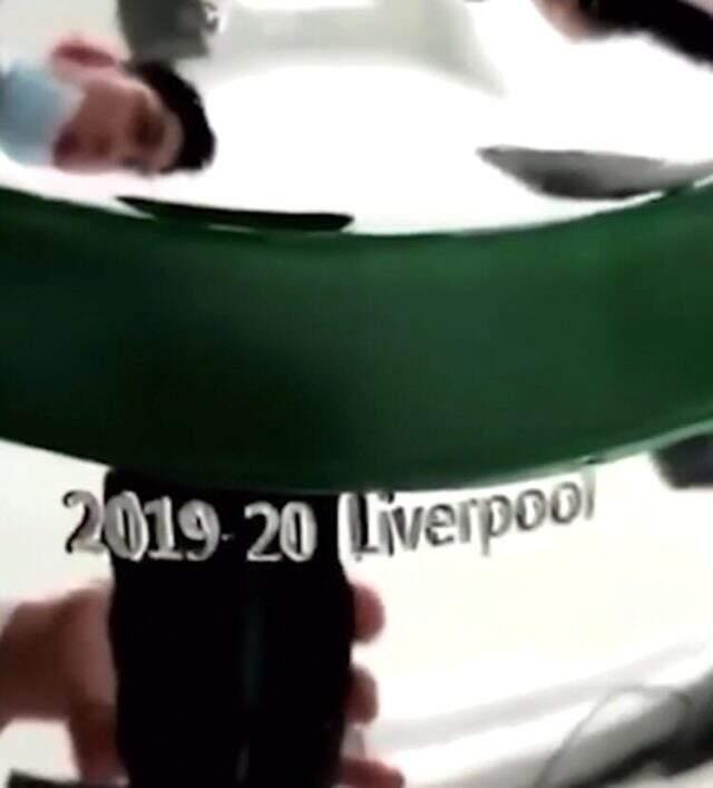 Premier Lig şampiyonluk kupasına, lig henüz tamamlanmadan Liverpool'un adının yazıldığı iddia edildi Premier Lig şampiyonluk kupasına, lig henüz tamamlanmadan Liverpool'un adının yazıldığı iddia edildi