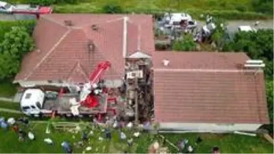 Sakarya'da freni boşalan kamyon eve girdi: 1 ölü, 2 yaralı Sakarya'da freni boşalan kamyon eve girdi: 1 ölü, 2 yaralı