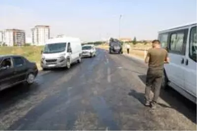 Son dakika! Sıcak hava asfaltı eritti, kayganlaşan yol kazaya neden oldu Son dakika! Sıcak hava asfaltı eritti, kayganlaşan yol kazaya neden oldu