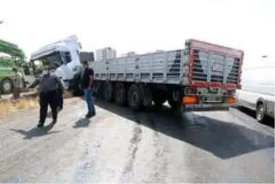 Son dakika! Sıcak hava asfaltı eritti, kayganlaşan yol kazaya neden oldu Son dakika! Sıcak hava asfaltı eritti, kayganlaşan yol kazaya neden oldu
