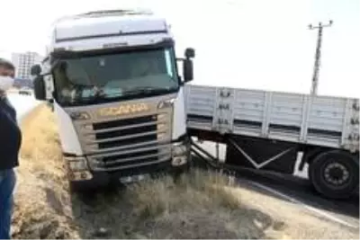 Son dakika! Sıcak hava asfaltı eritti, kayganlaşan yol kazaya neden oldu Son dakika! Sıcak hava asfaltı eritti, kayganlaşan yol kazaya neden oldu