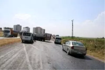 Son dakika! Sıcak hava asfaltı eritti, kayganlaşan yol kazaya neden oldu Son dakika! Sıcak hava asfaltı eritti, kayganlaşan yol kazaya neden oldu