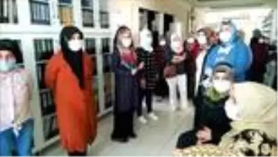 Tadilat nedeniyle öğrencilerin başka okula gönderileceği iddiasına veliler tepki gösterdi