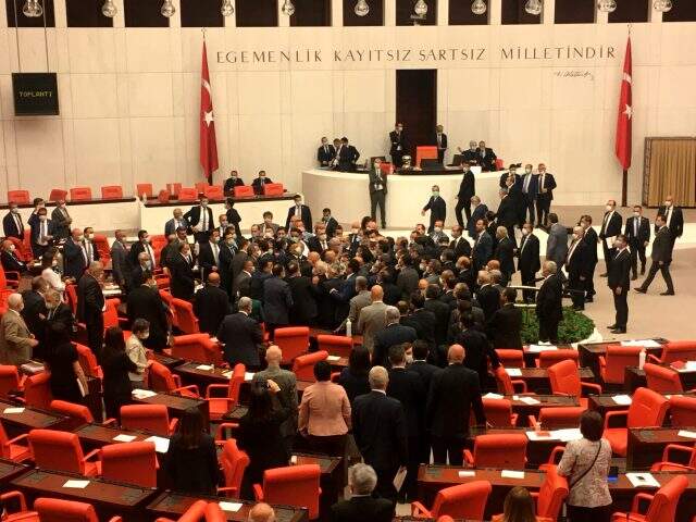 TBMM Genel Kurulu'nda milletvekilleri yumruk yumruğa birbirine girdi