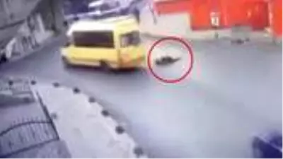Ücret vermek isteyen kadın, hareket halindeki minibüsten düştü Ücret vermek isteyen kadın, hareket halindeki minibüsten düştü
