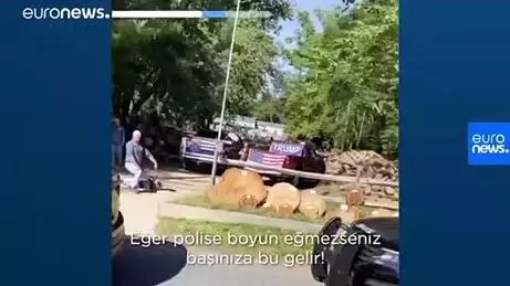 Video: Trump taraftarları George Floyd'un ölümünü canlandırarak göstericilerle dalga geçti Video: Trump taraftarları George Floyd'un ölümünü canlandırarak göstericilerle dalga geçti