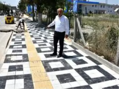 Yenişehir'de kaldırımlar yenileniyor